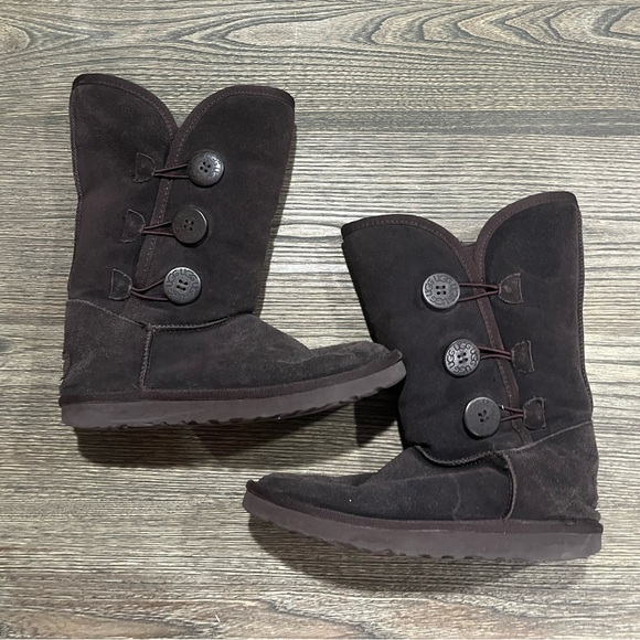 UGG Shoes - UGG Australia Bailey Button Triplet II Sheepskin Boots Wool Lined Brown Size W8
